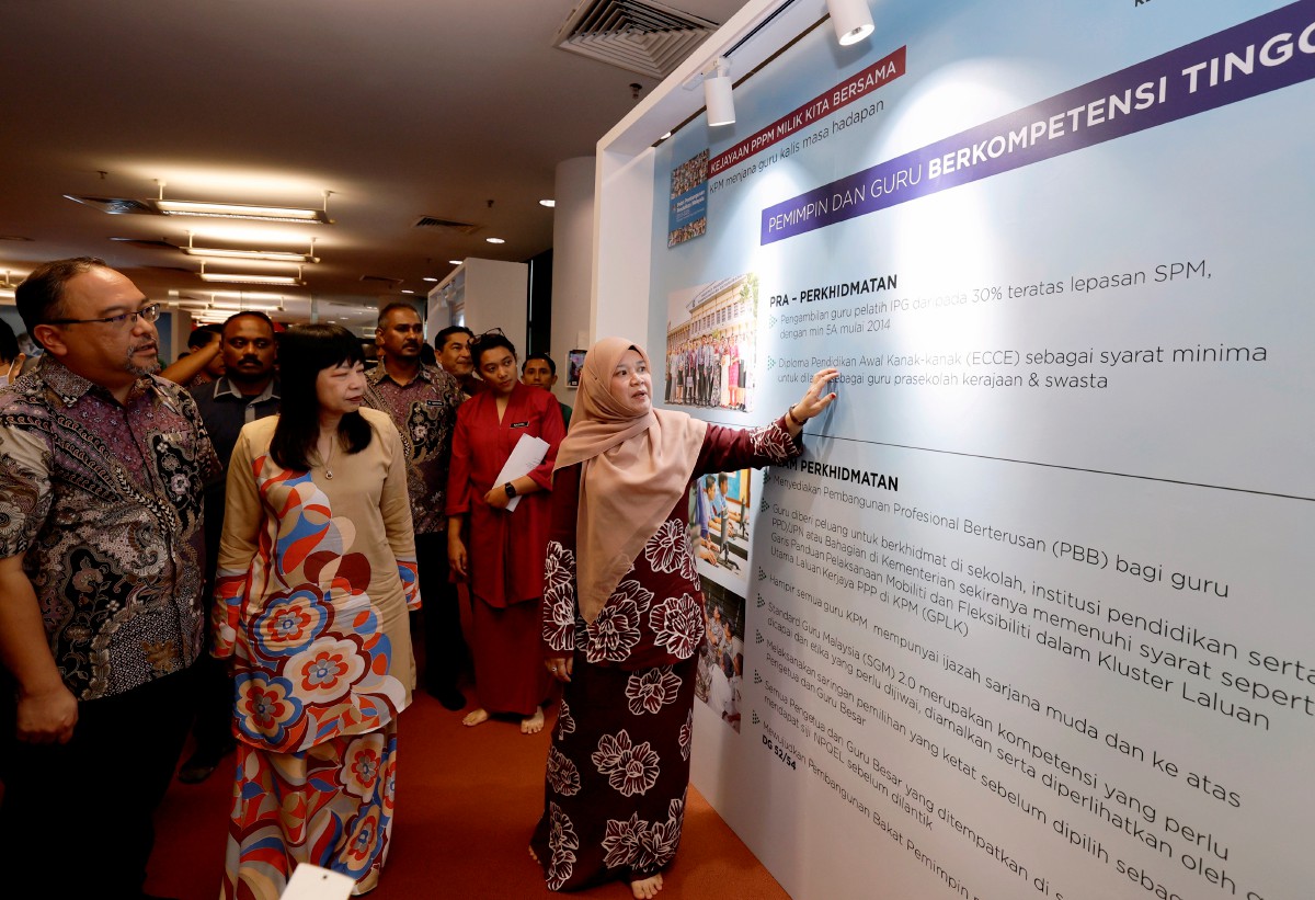 FADHLINA kanan) melawat 'Gallery Walk Pencapaian Pelan Pembangunan Pendidikan Malaysia (PPPM) 2013-2025' pada Majlis Pelancaran Laporan Tahunan 2022 PPPM 2013-2025 di Pustaka Raja Tun Uda, hari ini. FOTO  Bernama