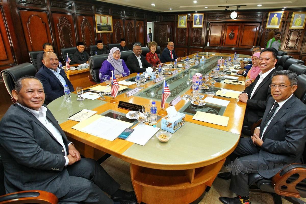 AMINUDDIN (kiri) ketika mempengerusikan mesyuarat pertama Ahli Majlis Mesyuarat Kerajaan Negeri Sembilan di Wisma Negeri.  FOTO Azrul Edham