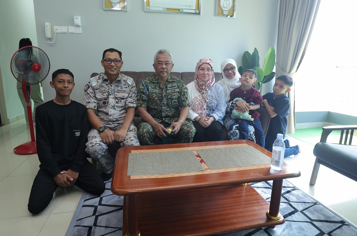 AL-Sultan Abdullah (lima, kanan) dan Tunku Azizah(empat, kanan)  berkenan bergambar bersama kakitangan ESSCom, Kapten Mohamad Shukri Khotob dan keluarganya ketika melawat rumah kakitangan EESCom sempena Kembara Kenali Borneo hari ini. FOTO Bernama