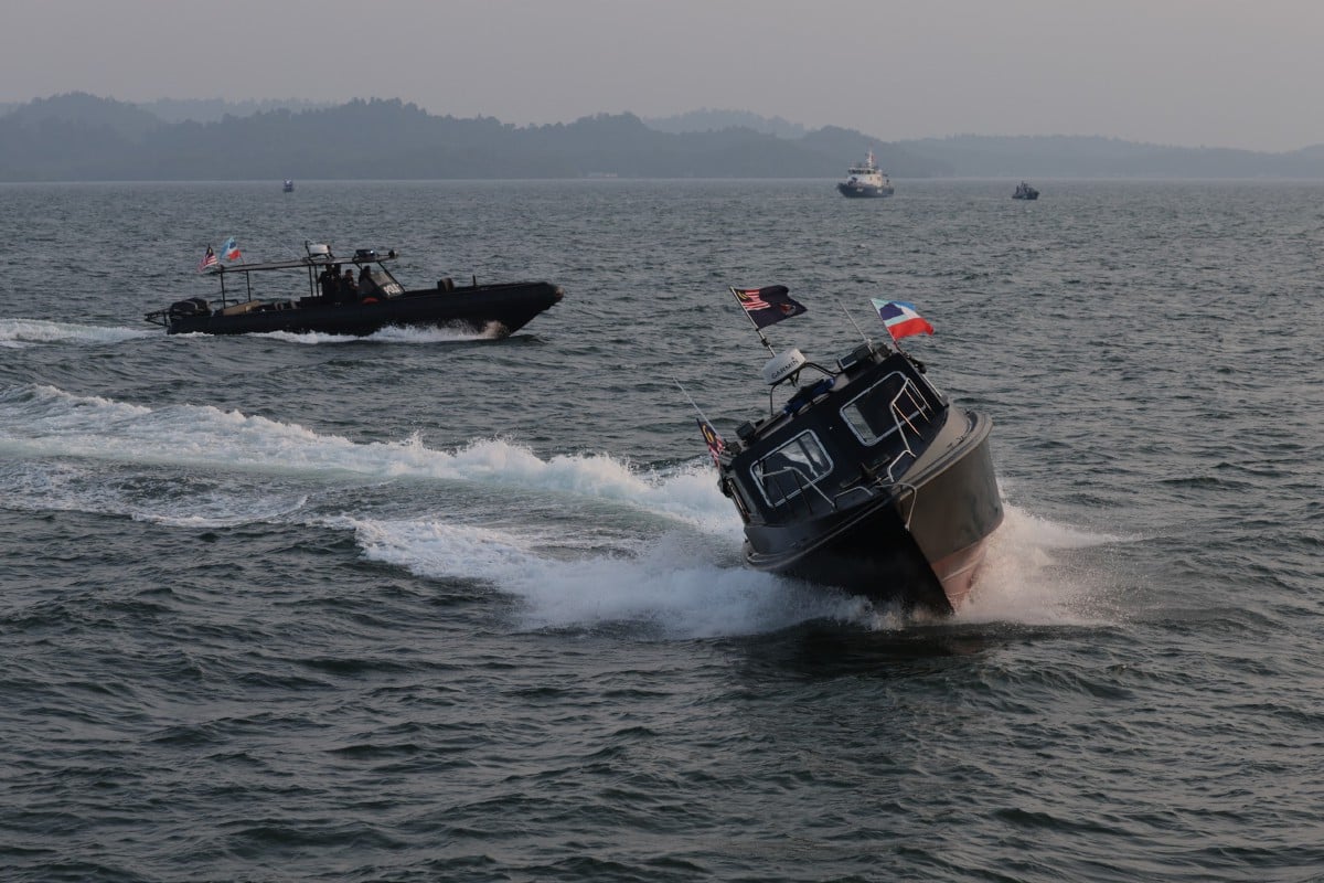 PASUKAN Bahagian Operasi Laut dan Bahagian Pasukan Khas ESSCom membuat demonstrasi keupayaan bot ketika Al-Sultan Abdullah berkenan melawat ke Pangkalan Polis Marin Lahad Datu sempena Kembara Kenali Borneo hari ini. FOTO Bernama