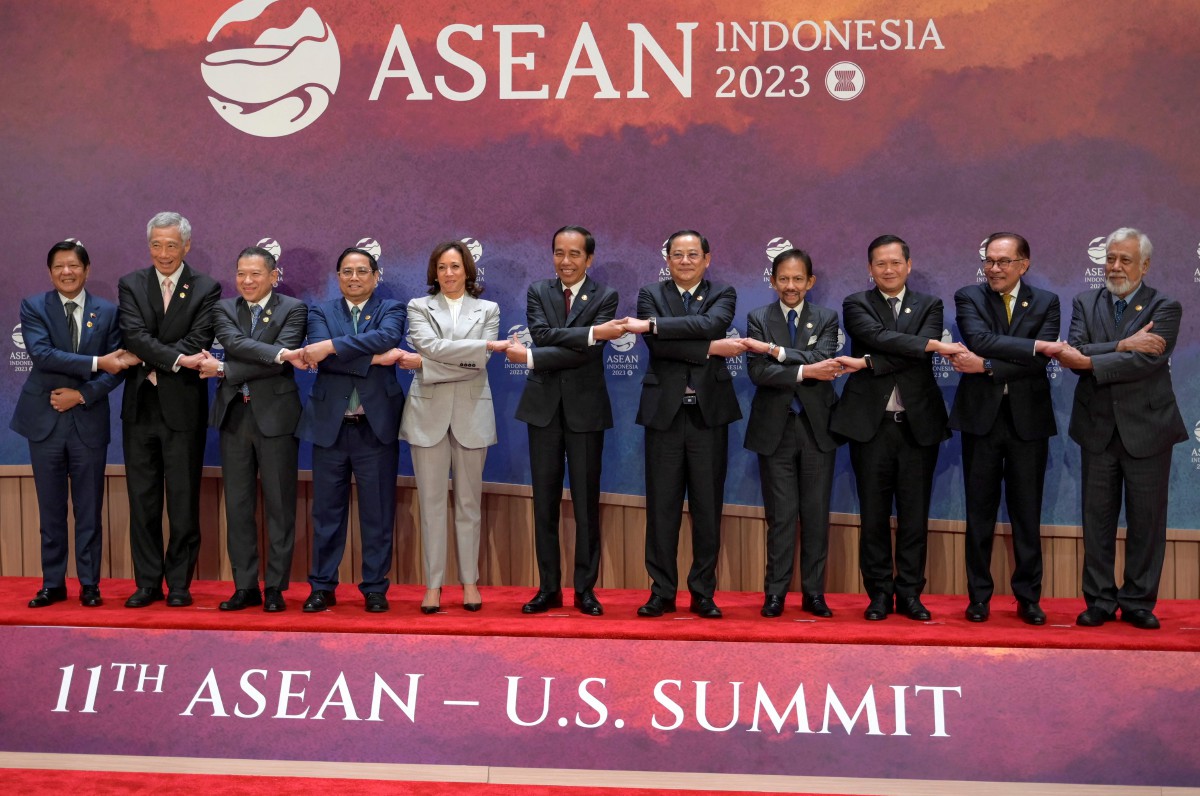 PEMIMPIN negara bergambar padaSidang Kemuncak ASEAN-AS Ke-11. FOTO Reuters