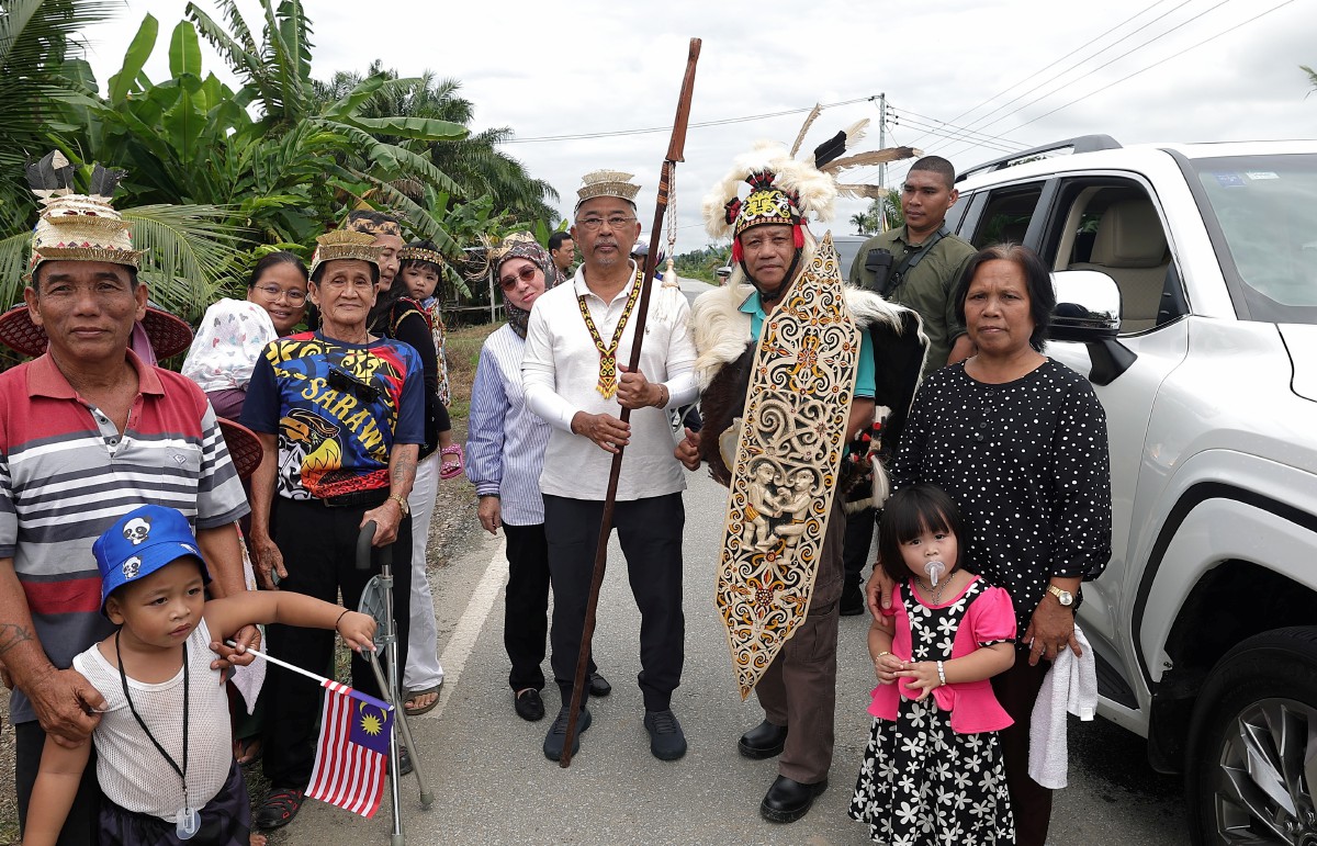 AL-Sultan Abdullah dan Tunku Azizah  berkenan bergambar bersama penduduk Ulu Sebauh sempena Kembara Kenali Borneo hari ini. FOTO Bernama