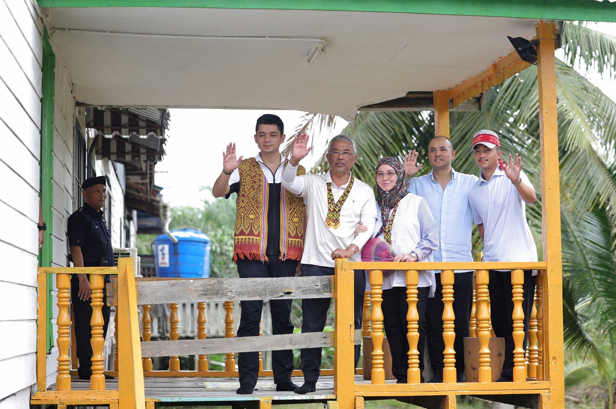 AL-Sultan Abdullah dan Tunku Azizah Aminah Maimunah Iskandariah bergambar bersama Paduka Anakanda ketika berangkat pada Majlis Santapan Tengah Hari bersama Komuniti sempena Kembara Kenali Borneo di Rumah Panjang Raymond Plen, Ulu Sebauh hari ini. FOTO Bernama
