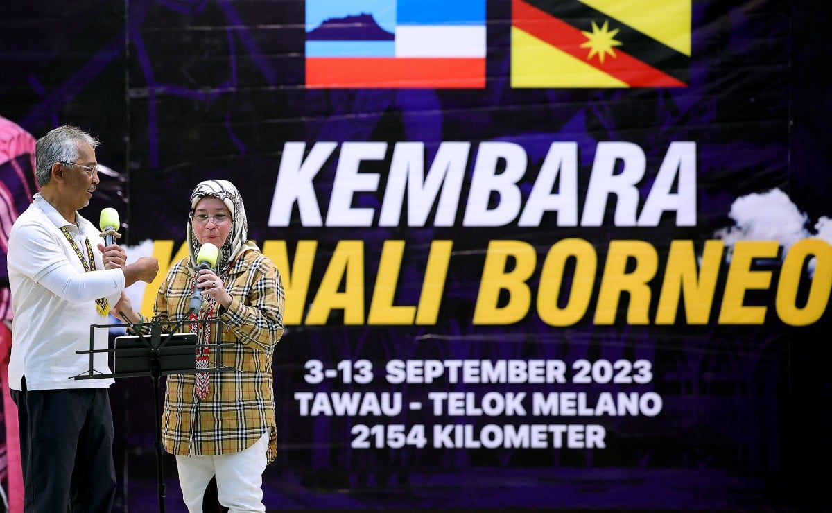 AL-Sultan Abdullah dan Tunku Azizah  berkenan menyanyi pada Majlis Santapan bersama rakyat sempena Kembara Kenali Borneo di Dewan MUC, Kampung Bandung hari ini. FOTO Bernama