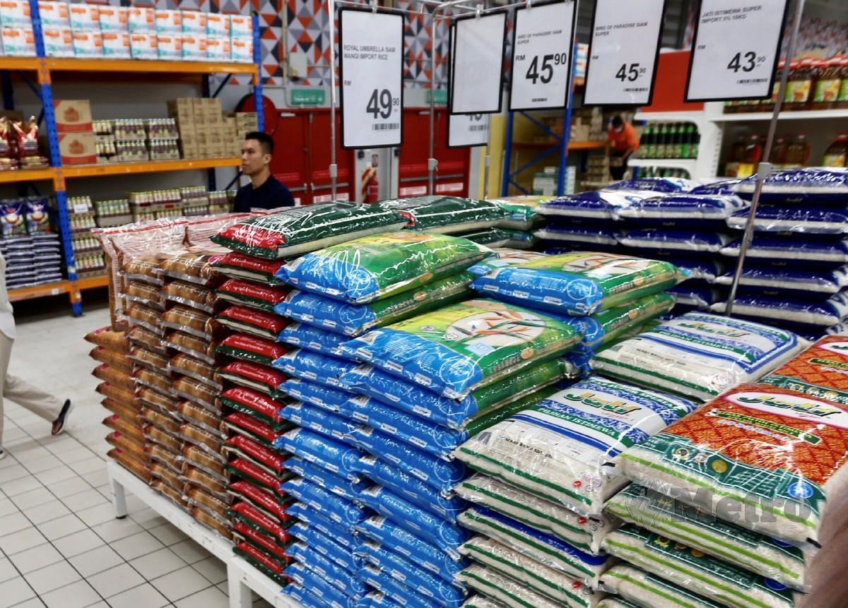 BERAS beras import yang dijual di pasar raya. FOTO Fathil Asri.