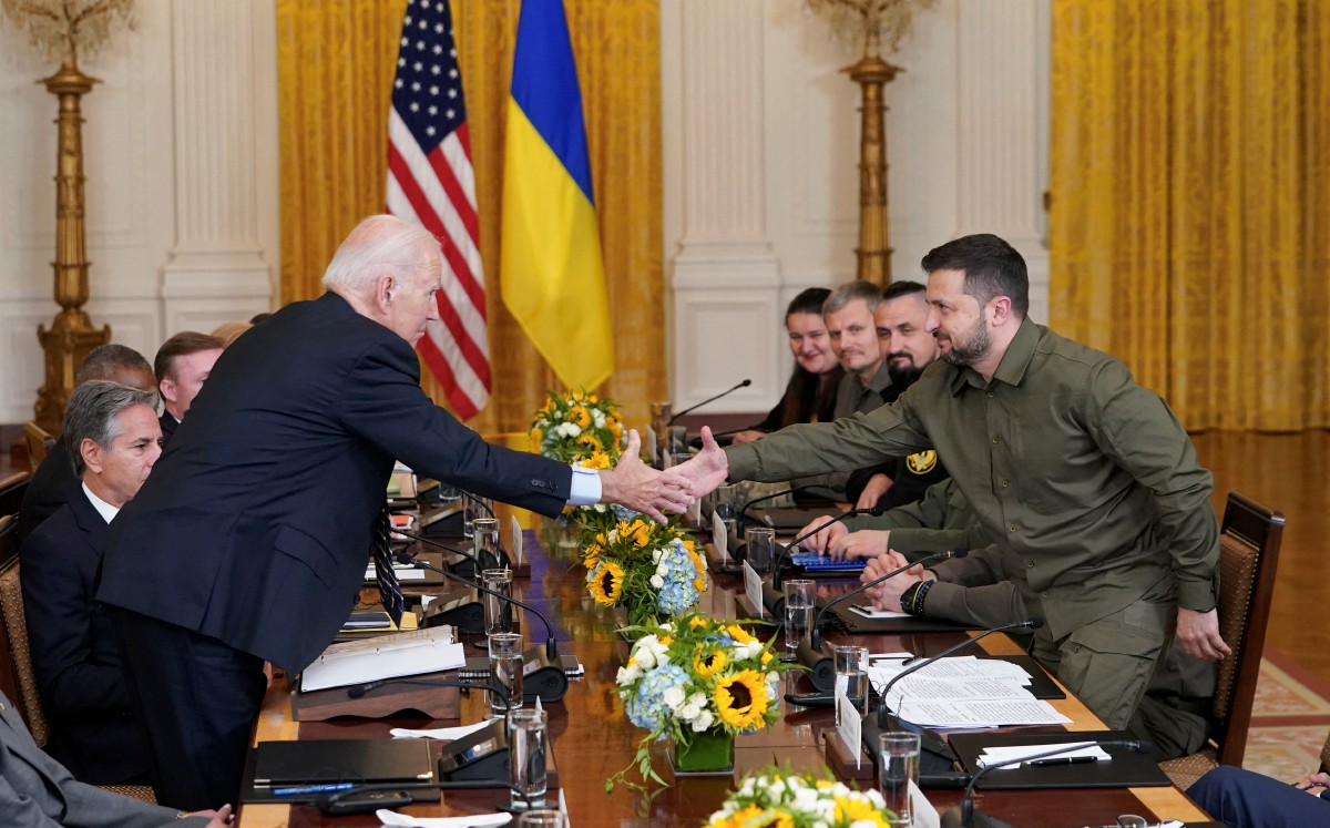BIDEN dan Volodymyr Zelenskiy berjabat tangan selepas mesyuarat meja bulat di Rumah Putih. FOTO Reuters
