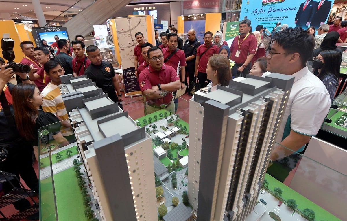 AMIRUDIN (tengah) melawat tapak pameran pada Perasmian Program Selangor Property EXPO 2023 di Central I-City Mall, semalam. FOTO Bernama