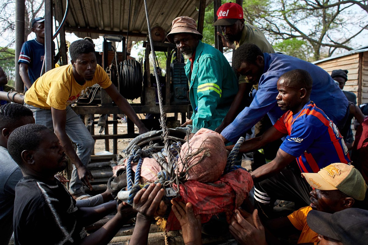 PASUKAN penyelamat menarik seorang mangsa yang terperangkap dalam lombong emas di Zimbabwe. FOTO AFP