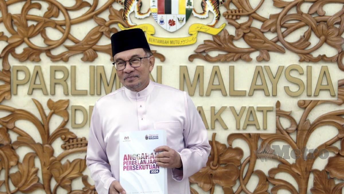 ANWAR menunjukkan buku belanjawan selepas membentangkan Belanjawan 2024 Malaysia Madani di Dewan Rakyat, Kuala Lumpur, semalam. FOTO Mohamad Shahril Badri Saali