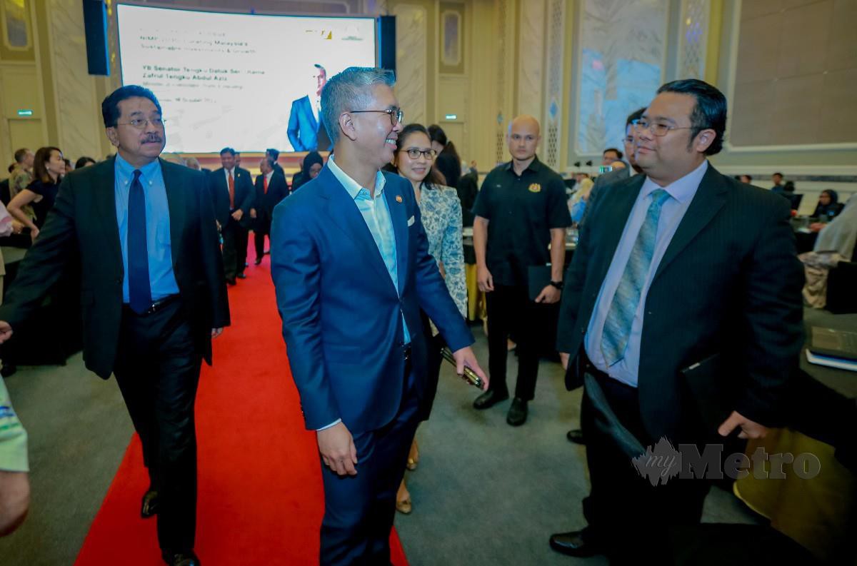 TENGKU Datuk Seri Zafrul Tengku Abdul Aziz selepas sesi dialog meja bulat NIMP 2030: Curating Malaysia's Sustainable Investments & Growth di Hotel St. Regis Kuala Lumpur. NSTP/ASYRAF HAMZAH