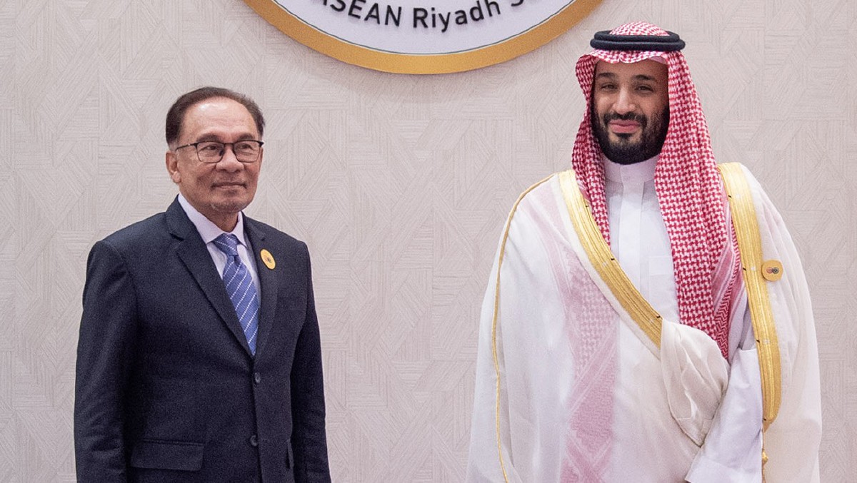 ANWAR bersama Putera Mahkota Mohammed bin Salman (kanan) menghadiri Sidang Kemuncak sulung pemimpin ASEAN dan Majlis Kerjasama Teluk (GCC) hari ini. FOTO Bernama