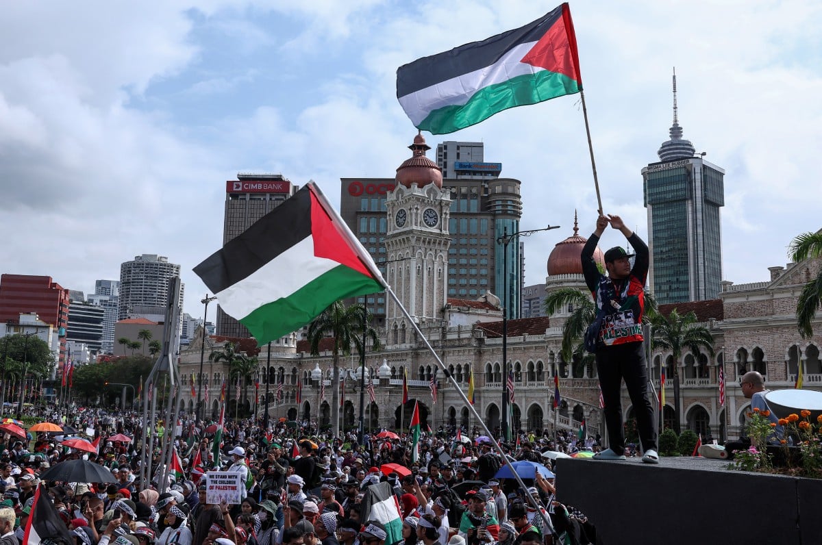 SUASANA di Dataran Merdeka pada Perhimpunan Solidariti Freedom For Palestine anjuran MyCARE dan Viva Palestina Malaysia, baru-baru ini. FOTO Bernama