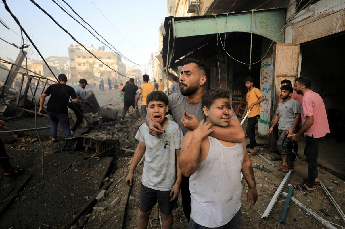 REAKSI penduduk Palestin ketika usaha mencari dan menyelamat mangsa di kawasan runtuhan bangunan. FOTO Reuters
