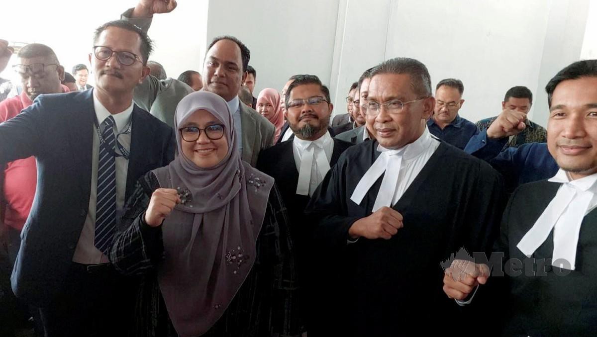 MAS Ermieyati bersama barisan peguam diketuai Takiyuddin serta penyokongnya bersorak selepas keputusan mahkamah pilihan raya memihak kepadanya. FOTO Meor Riduwan Meor Ahmad