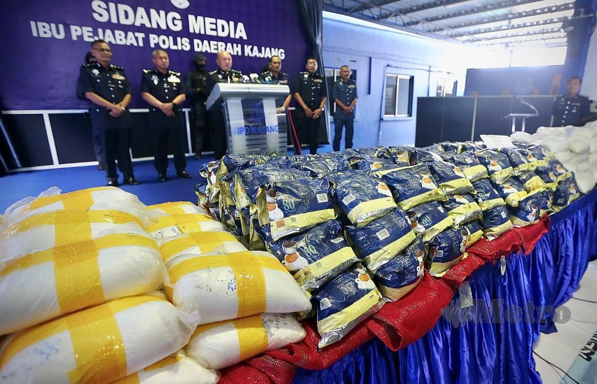 KAMARUDIN (tengah) pada sidang media kejayaan  menumpaskan sindiket pengedaran dan penyeludupan dadah bernilai RM 33.73 juta di Lembah Klang. FOTO Azhar Ramli
