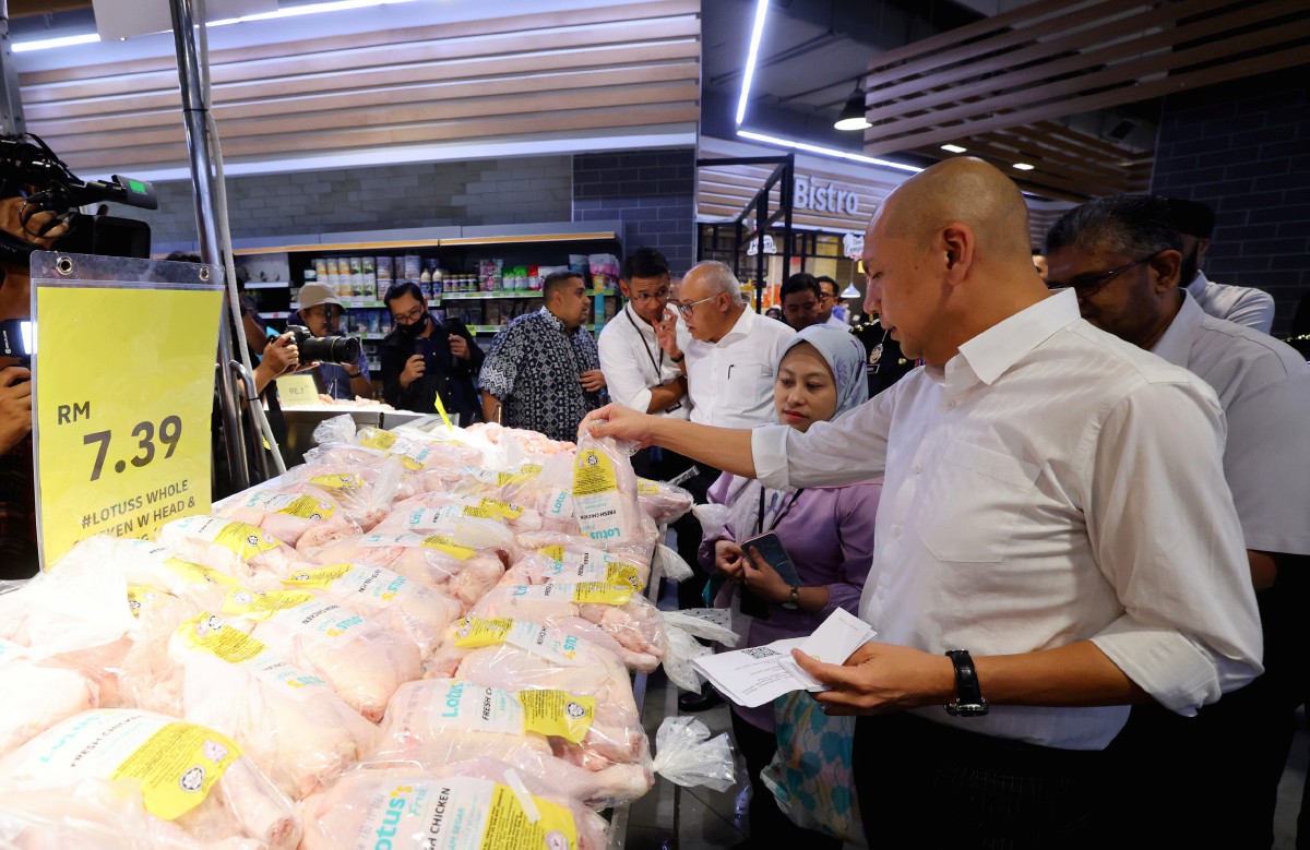 ARMZAN (kanan) ketika membuat tinjauan harga ayam di sebuah pasar raya di sini, hari ini. FOTO Bernama