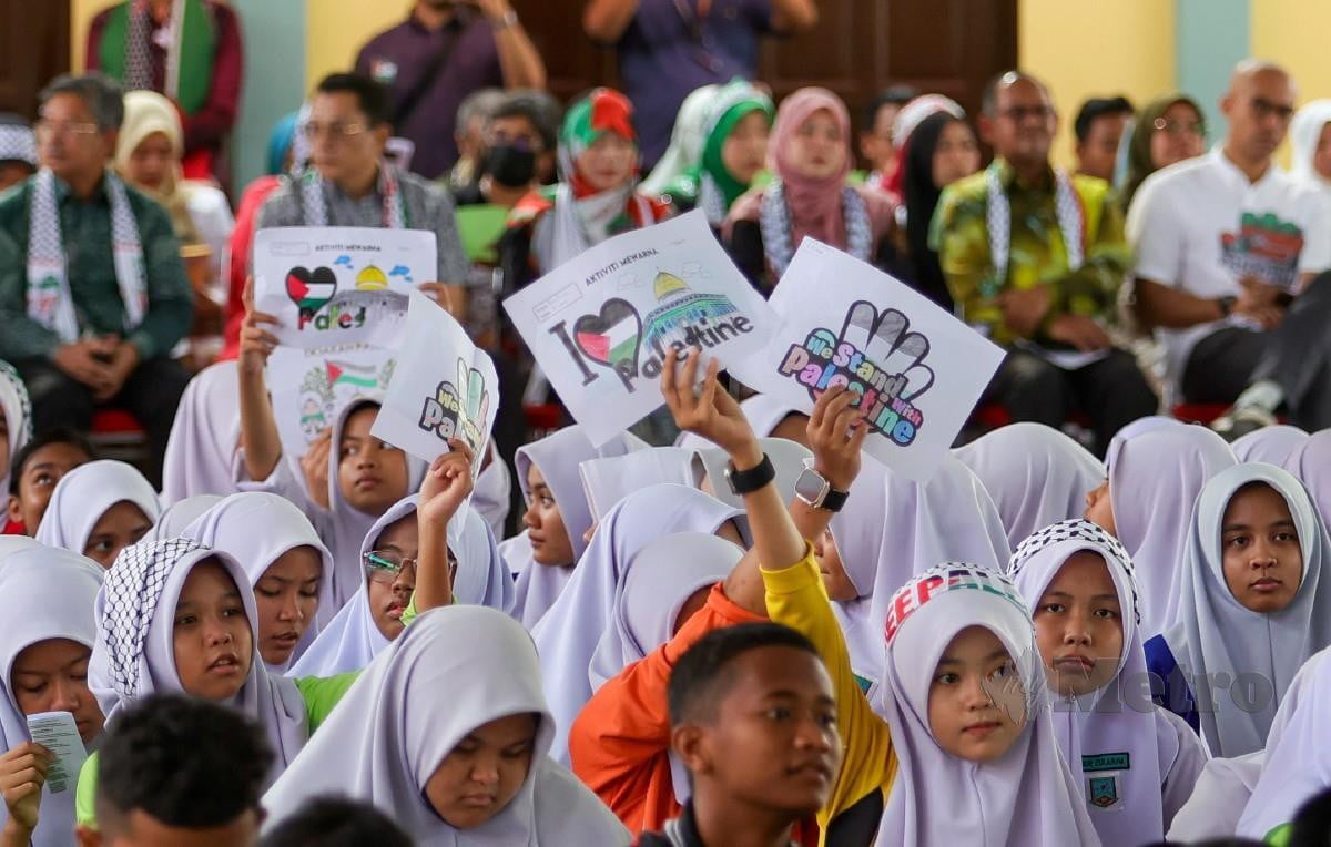 Fadhlina ketika menyertai pelajar SMK Dato Ahmad Razali pada Minggu Solidariti Palestin di Sekolah Menengah Kebangsaan Dato’ Ahmad Razali, Ampang Jaya. FOTO Aswadi Alias