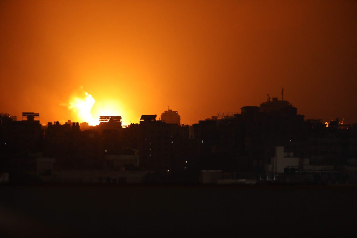 KEBAKARAN bangunan akibat serangan Israel di Bandar Gaza. FOTO AFP