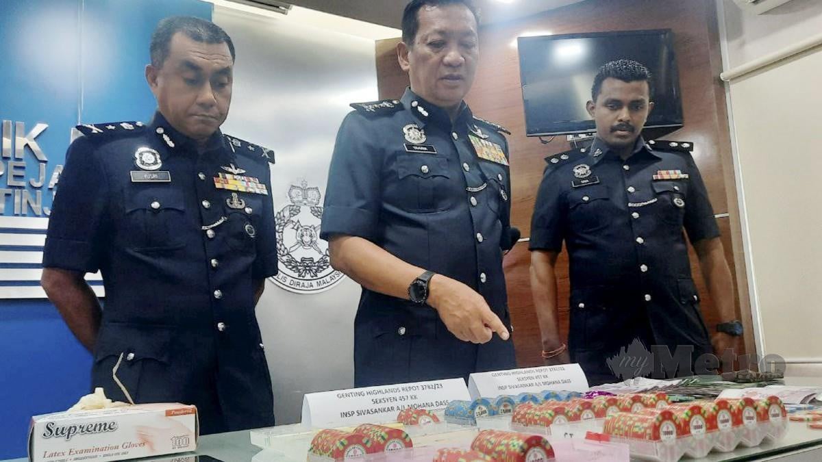 KETUA Polis Pahang, Datuk Seri Yahaya Othman (tengah) menunjukkan cip kasino yang dirampas. FOTO Asrol Awang