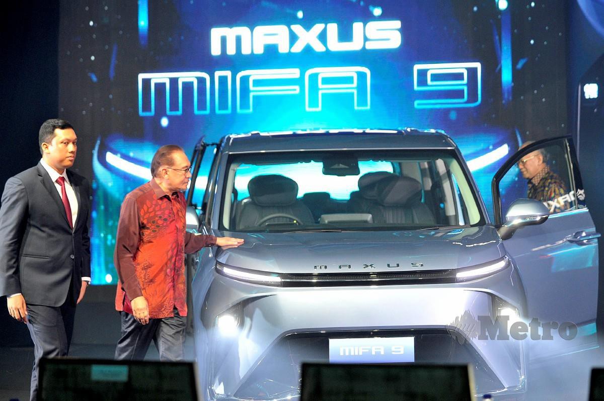 ANWAR bersama Pengasas dan Pengarah Urusan Kumpulan The Weststar Group, Tan Sri Dr Syed Azman Syed Ibrahim melihat kenderaan elektrik MPV, Maxus MIFA 9 yang baru dilancarkan malam ini. Turut sama CEO Weststar Automotive Division, Syed Muhammad Ammar Syed Azman (kiri). FOTO Aizuddin Saad