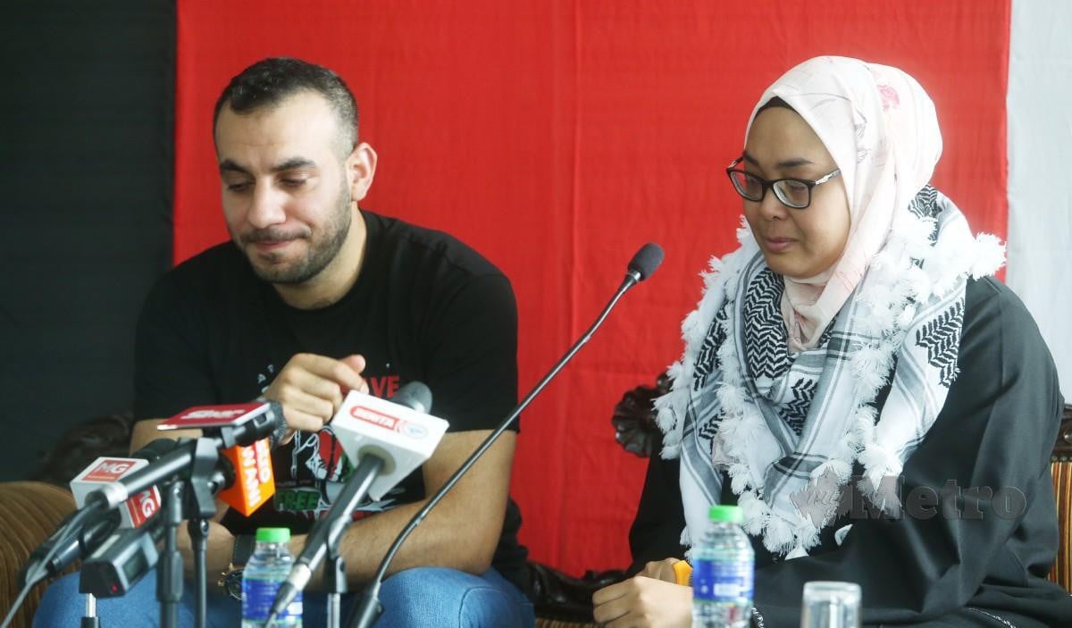 NURUL Ain dan suami warga Palestin Mohamed A M Shaat ketika berkongsi pengalaman sepanjang terkandas di Gaza di surau Al Mukarramah Keramat, hari ini. FOTO Rohanis Shukri