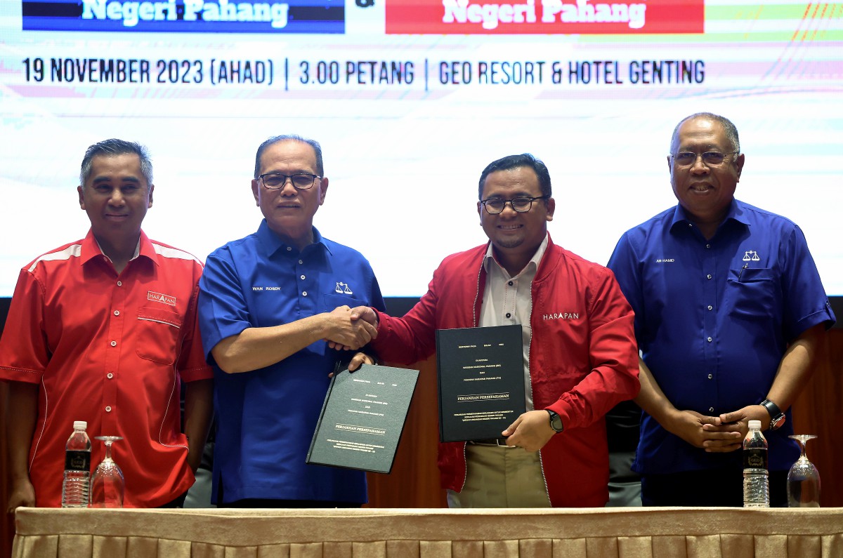 WAN Rosdy (dua, kiri) dan Amirudin (dua, kanan) bertukar dokumen MoU antara Barisan Nasional (BN) dan Pakatan Harapan (PH) Negeri Pahang hari ini. FOTO Bernama