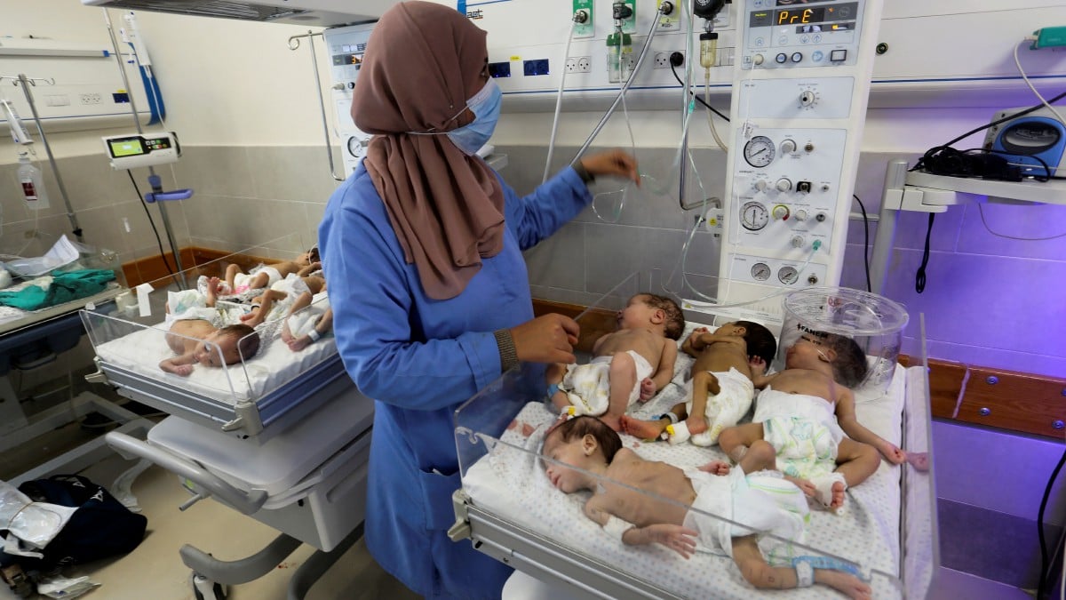 BAYI pramatang yang dipindahkan dari inkubator Hospital Al-Shifa di Bandar Gaza menerima rawatan di sebuah hospital di Rafah.