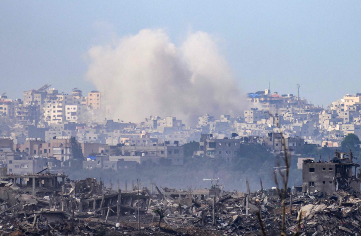 ASAP menjulang ke udara dan bangunan rosak akibat serangan dilakukan Israel di Palestin . FOTO AFP