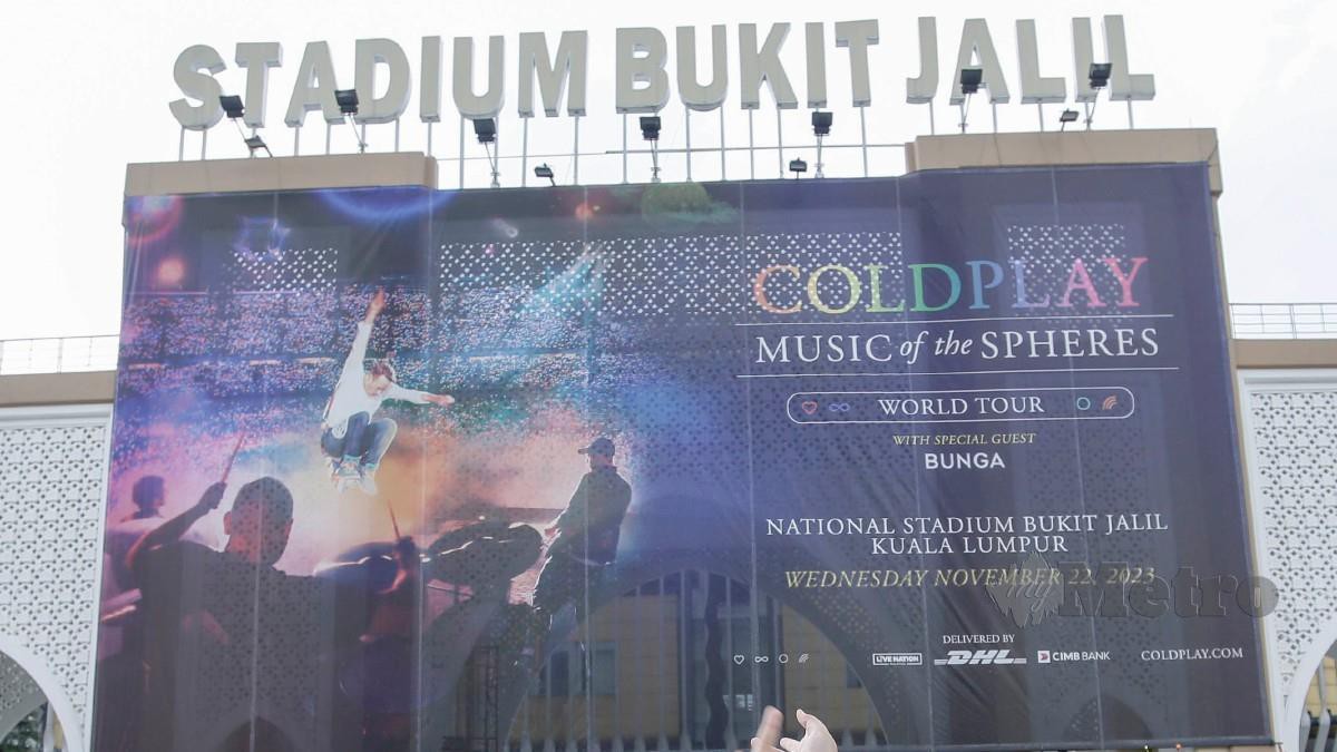 POSTER gergasi konsert Coldplay di Stadium Nasional, Bukit Jalil. FOTO Aizuddin Saad