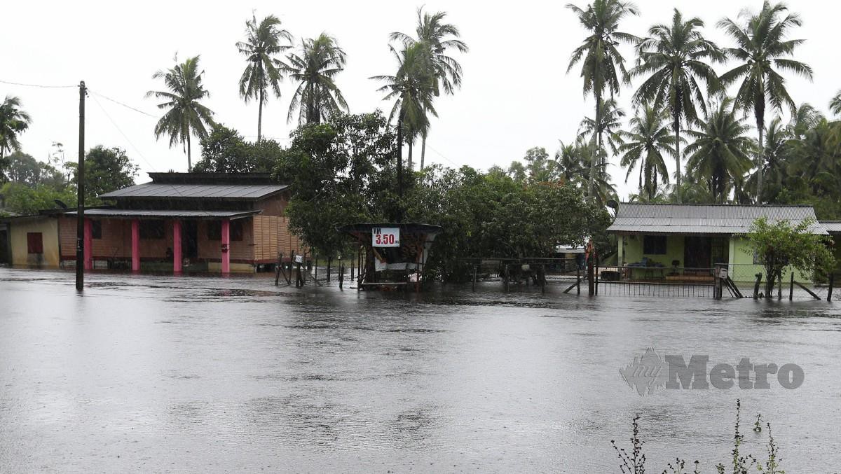 KEADAAN kawasan beberapa rumah di Jalan Kampung Dalam Ru dinaiki air ekoran hujan berterusan sejak semalam. FOTO Nik Abdullah Nik Omar