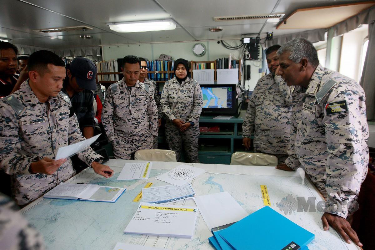 R. Vincent (kanan) mengadakan perbincangan bersama pegawai ketika sidang media Ekesais Maritim Perkasa Barat 2023 di dalam Kapal KM Pekan sekitar Perairan Pelabuhan Klang. FOTO Faiz Anuar 