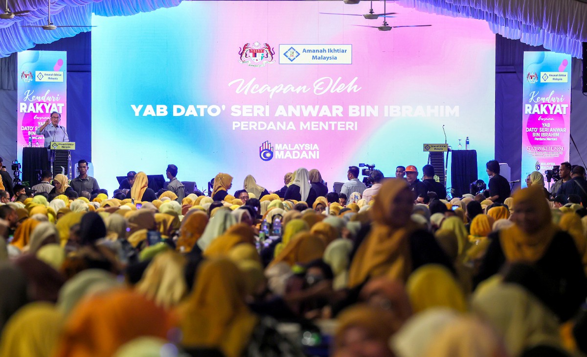 ANWAR berucap pada Kenduri Rakyat bersama Perdana Menteri anjuran Amanah Ikhtiar Malaysia (AIM) malam ini. FOTO Bernama