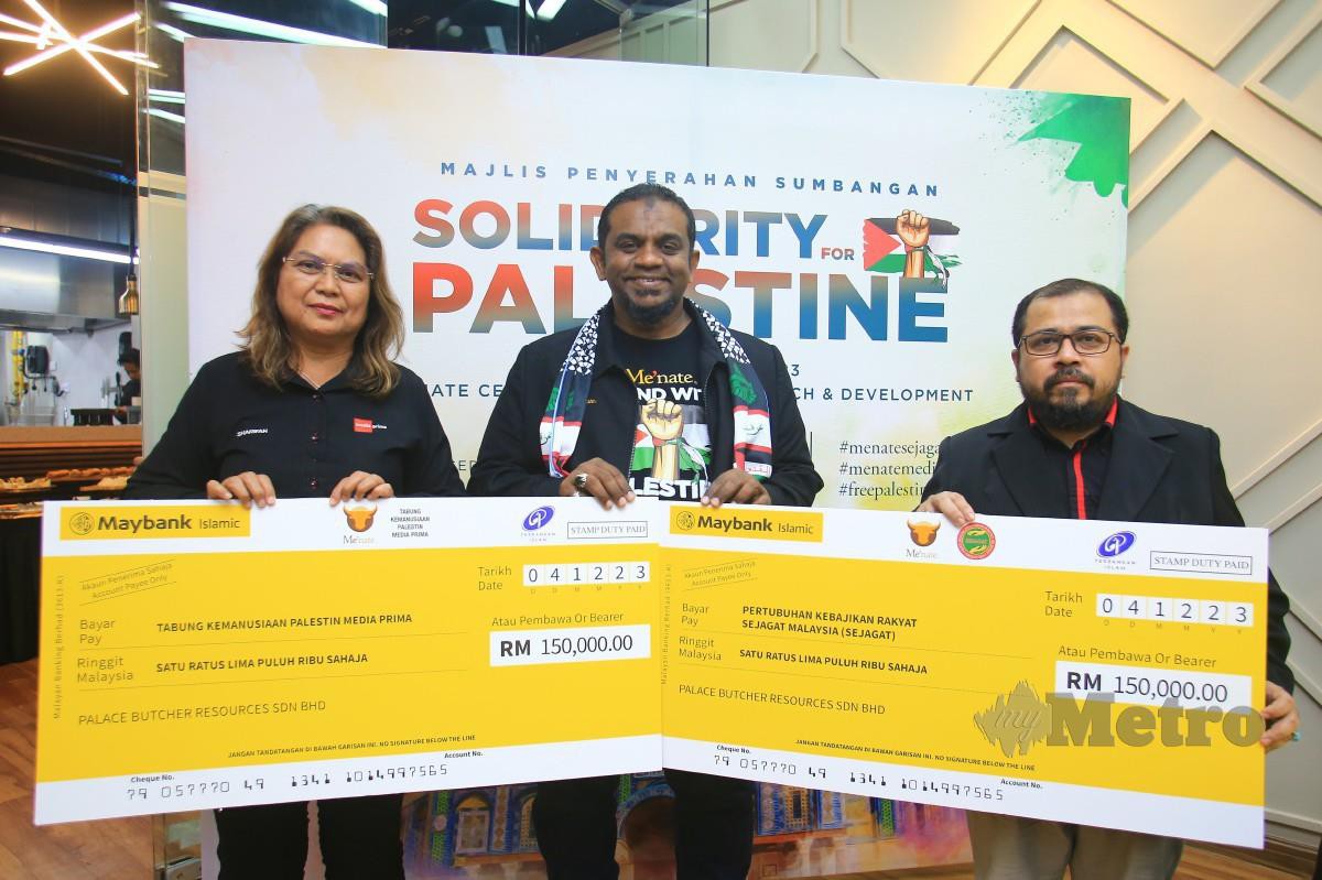 SYED Ashraf (tengah) menyerahkan sumbangan kepada wakil Media Prima Omnia, Sharifah Omar (kiri) untuk Tabung Kemanusiaan Palestin Media Prima dan Pengerusi Pertubuhan Kebajikan Rakyat Sejagat Malaysia, Syed Sheikh Al-Attas (kanan). FOTO Genes Gulitah.