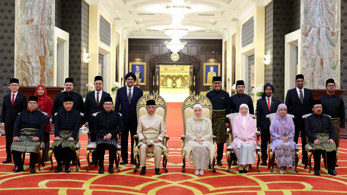 AL-Sultan Abdullah bersama Raja Permaisuri Agong Tunku Azizah Aminah Maimunah Iskandariah berkenan bergambar kenangan bersama jemaah Menteri Persekutuan selepas Istiadat Pengurniaan Surat Cara Pelantikan dan Istiadat Mengangkat Sumpah Jawatan dan Setia serta Sumpah Rahsia di Istana Negara hari ini.