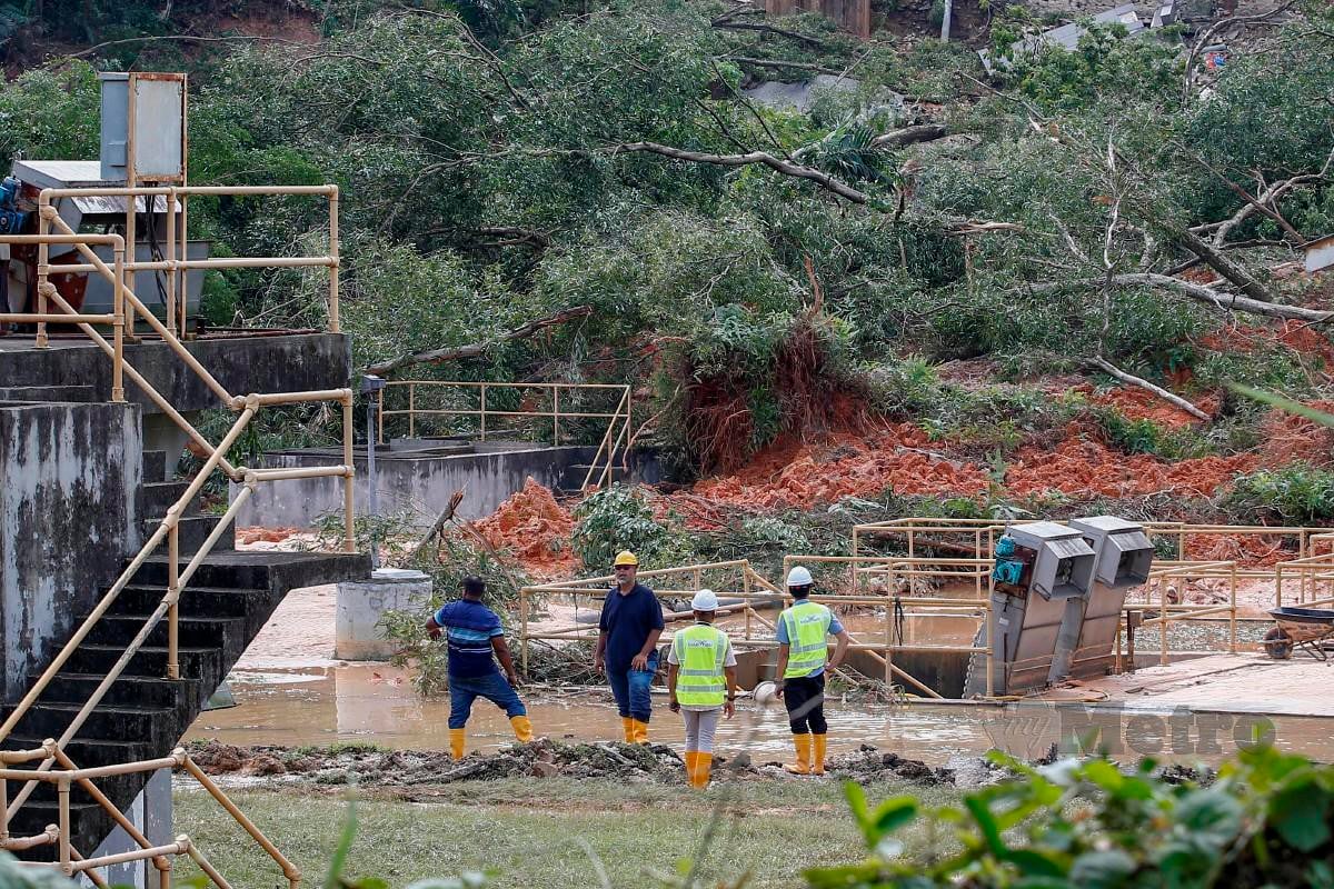 KEJADIAN tanah runtuh menyebabkan loji kumbahan IWK terjejas bersebelahan Taman Wawasan, Puchong. FOTO Aizuddin Saad.
