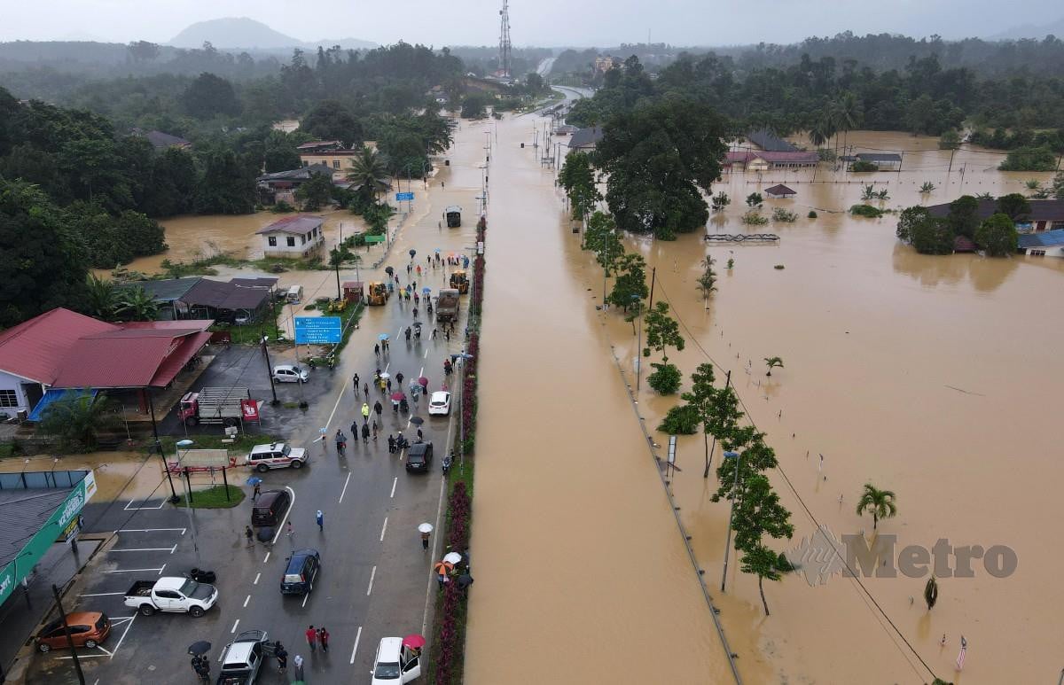 PEMANDANGAN udara Bandar Kuala Berang yang ditenggelami banjir selepas hujan lebat sejak beberapa hari lalu. FOTO Ghazali Kori