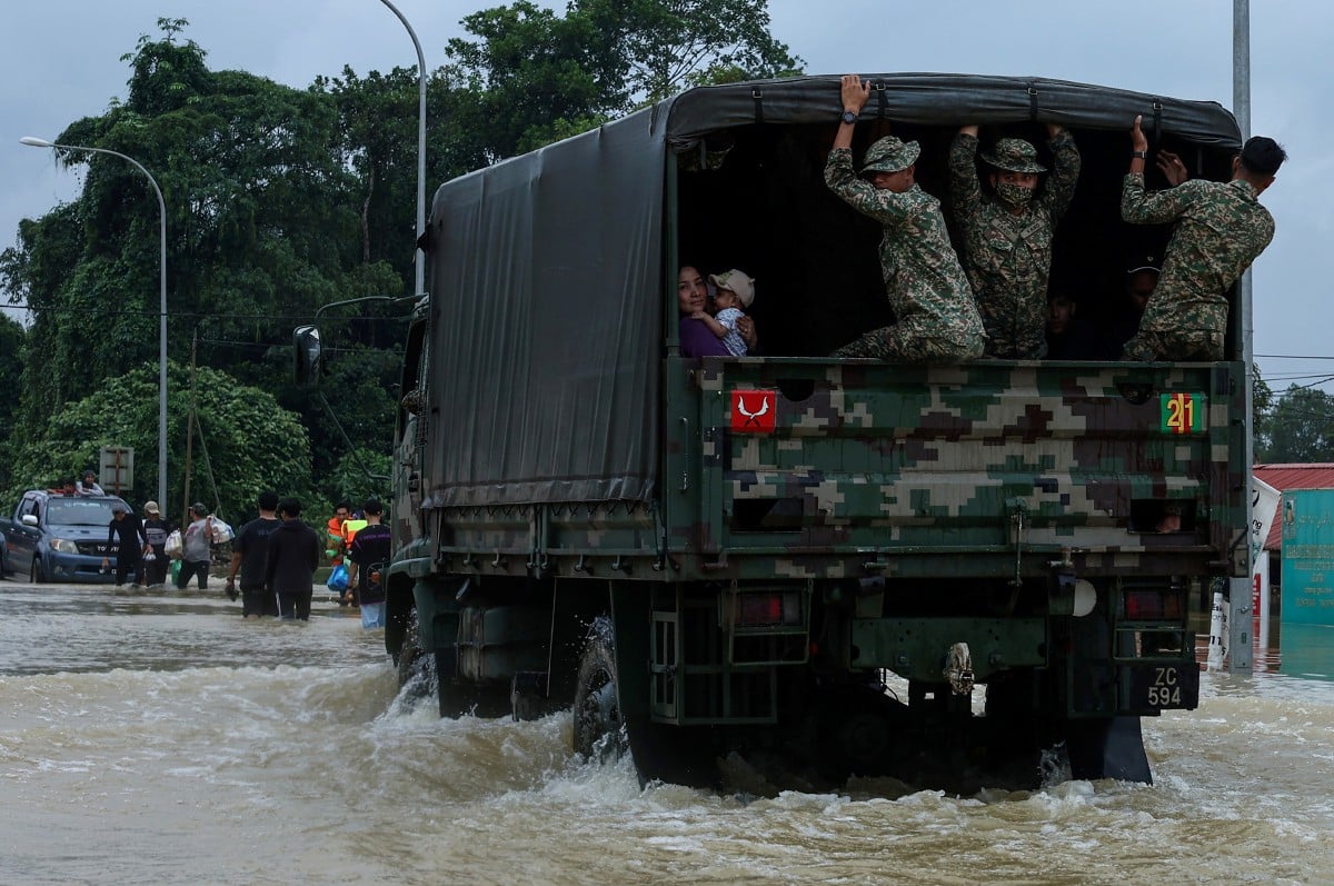 ANGGOTA Angkatan Tentera Malaysia (ATM) membawa keluar penduduk Rantau Panjang yang terjejas berikutan banjir untuk berpindah ke Pusat Pemindahan Sementara (PPS) Sekolah Kebangsaan (SK) Gual Tinggi. FOTO Bernama