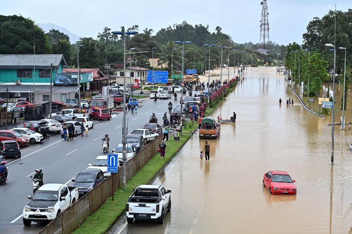 KENDERAAN orang ramai terkandas selepas jalan Kuala Berang ke Ajil dinaiki air berikutan hujan lebat. FOTO Bernama