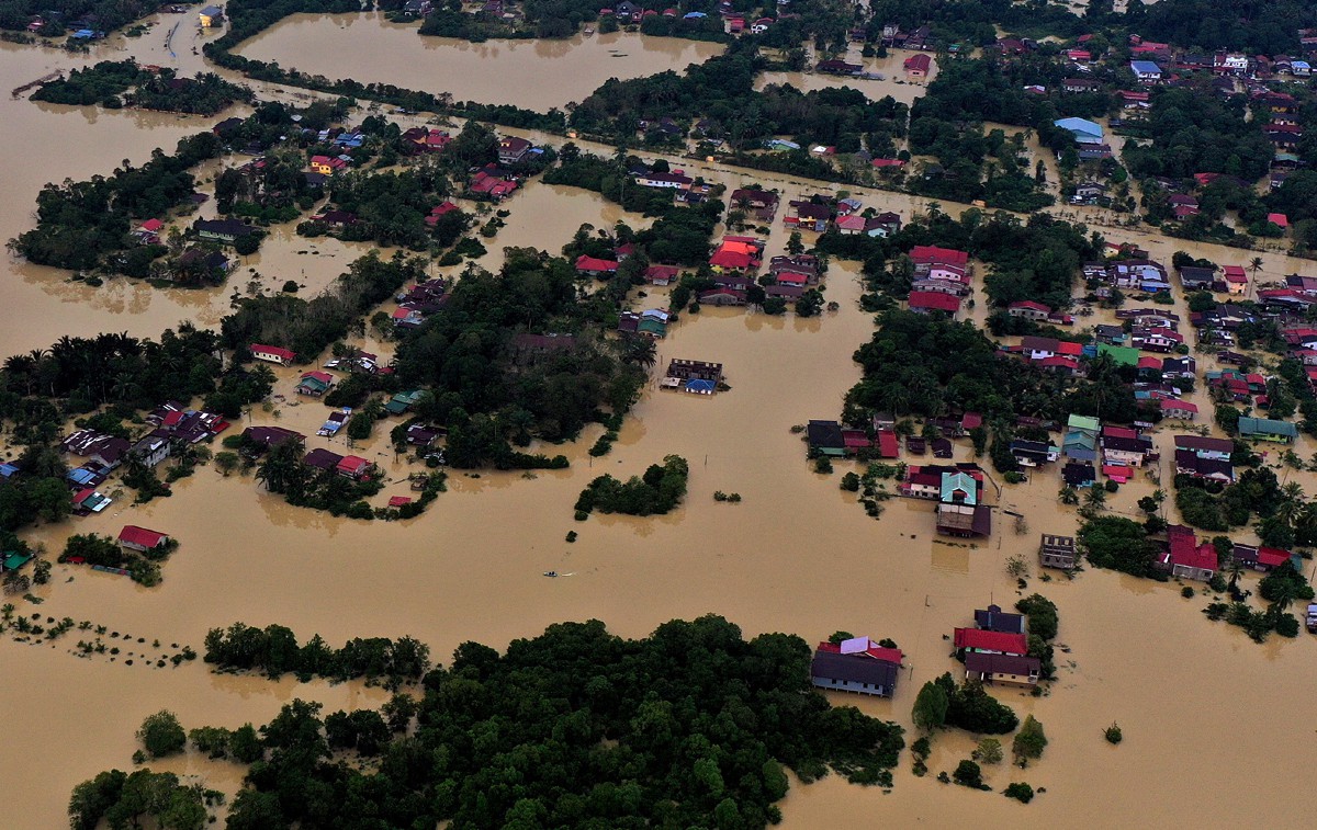 KEADAAN pekan Rantau Panjang, Pasir Mas yang ditenggelami banjir. FOTO Bernama