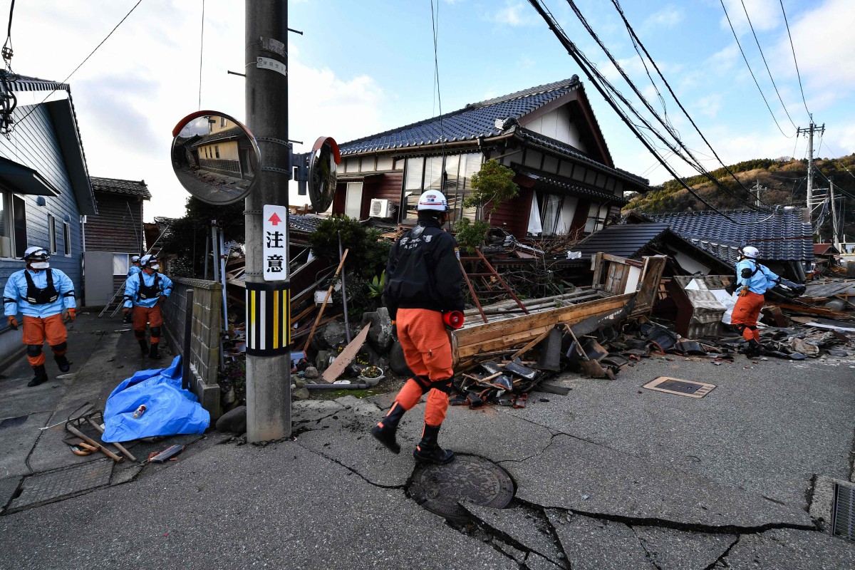 PASUKAN bomba memeriksa rumah kayu yang musnah di Wajima, Ishikawa. FOTO AFP