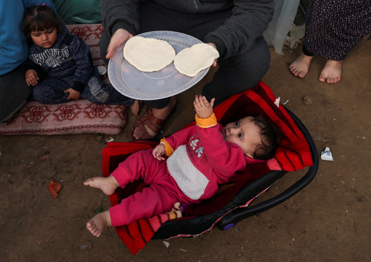 PERANG Israel-Palestin menyebabkan bantuan kemanusiaan sukar dibawa masuk. FOTO Reuters
