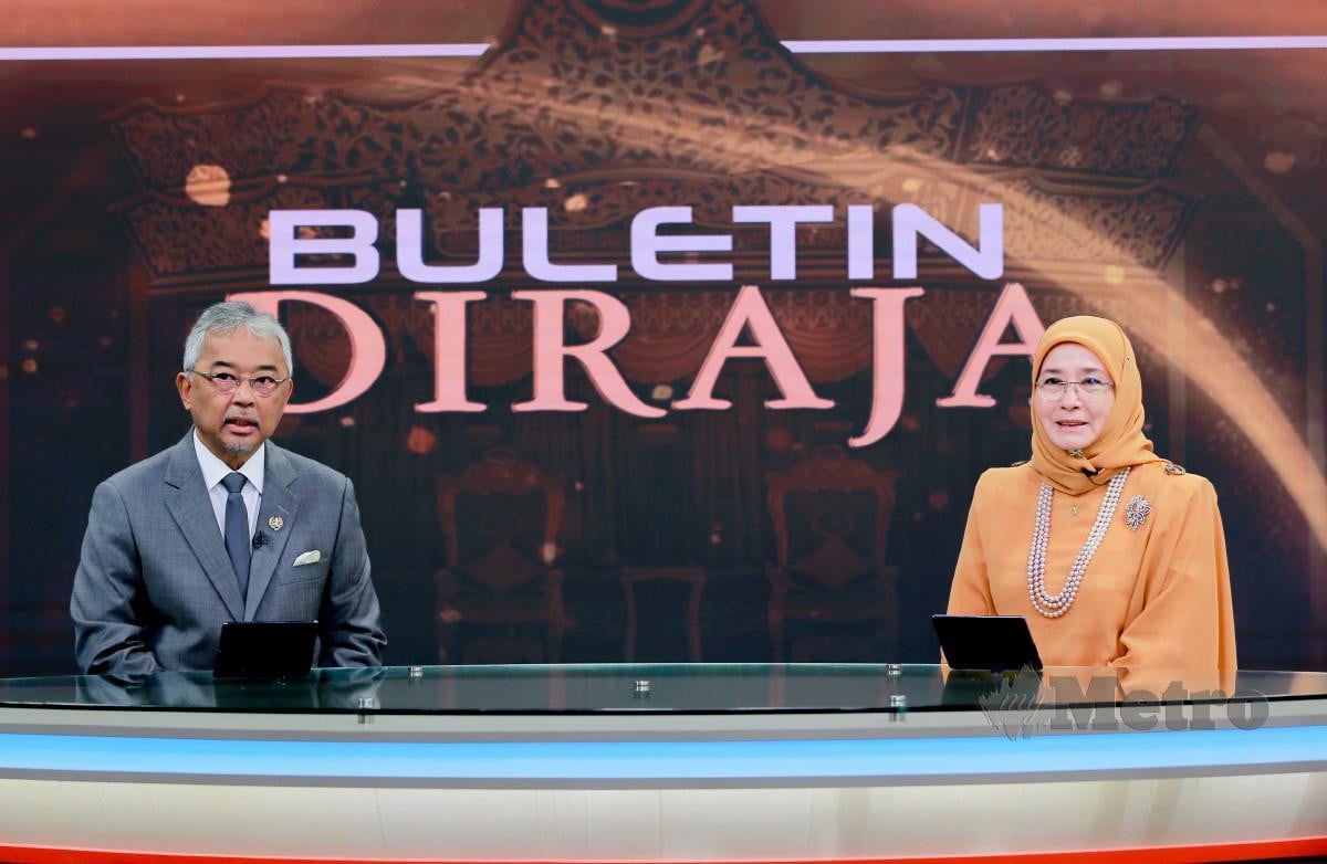 AL-Sultan Abdullah dan Tunku Azizah mencemar duli membaca berita bagi slot Buletin Diraja yang akan disiarkan dalam Buletin Utama, malam ini. FOTO Asyraf Hamzah