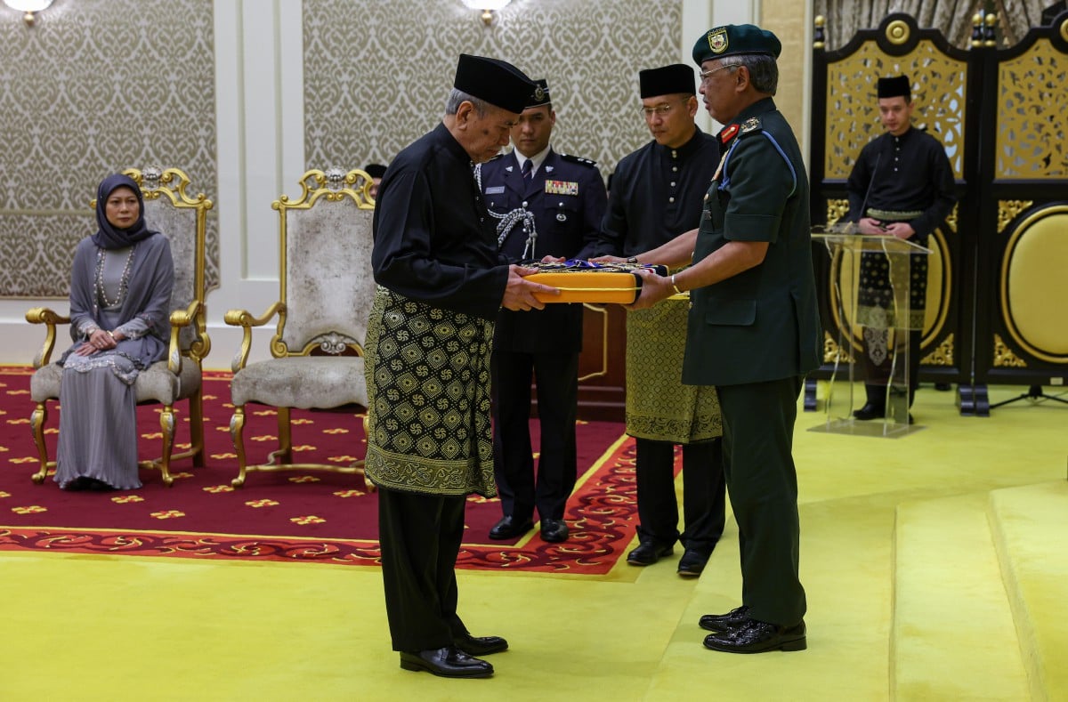 AL-Sultan Abdullah berkenan mengurniakan Surat cara Pelantikan Yang Dipertua Negeri Sarawak kepada Tun Dr Wan Junaidi pada  Istiadat Pengurniaan Surat Cara Pelantikan Yang Dipertua Negeri Sarawak di Balairung Kecil, Istana Negara, hari ini.