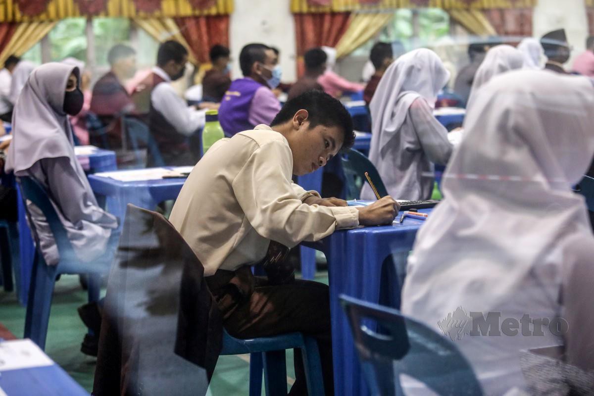 CALON SPM semasa menduduki peperiksaan Bahasa Melayu Kertas Satu ketika tinjauan hari pertama SPM 2023 di Sekolah Menengah Sains Sultan Mahmud hari ini. FOTO Ghazali Kori
