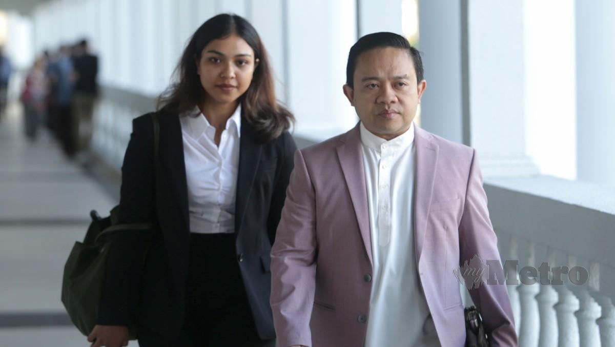 WAN Saiful (kanan), hadir bagi sebutan kes rasuah dan pengubahan wang haram di Mahkamah Sesyen Kuala Lumpur. FOTO Mohamad Shahril Badri Saali