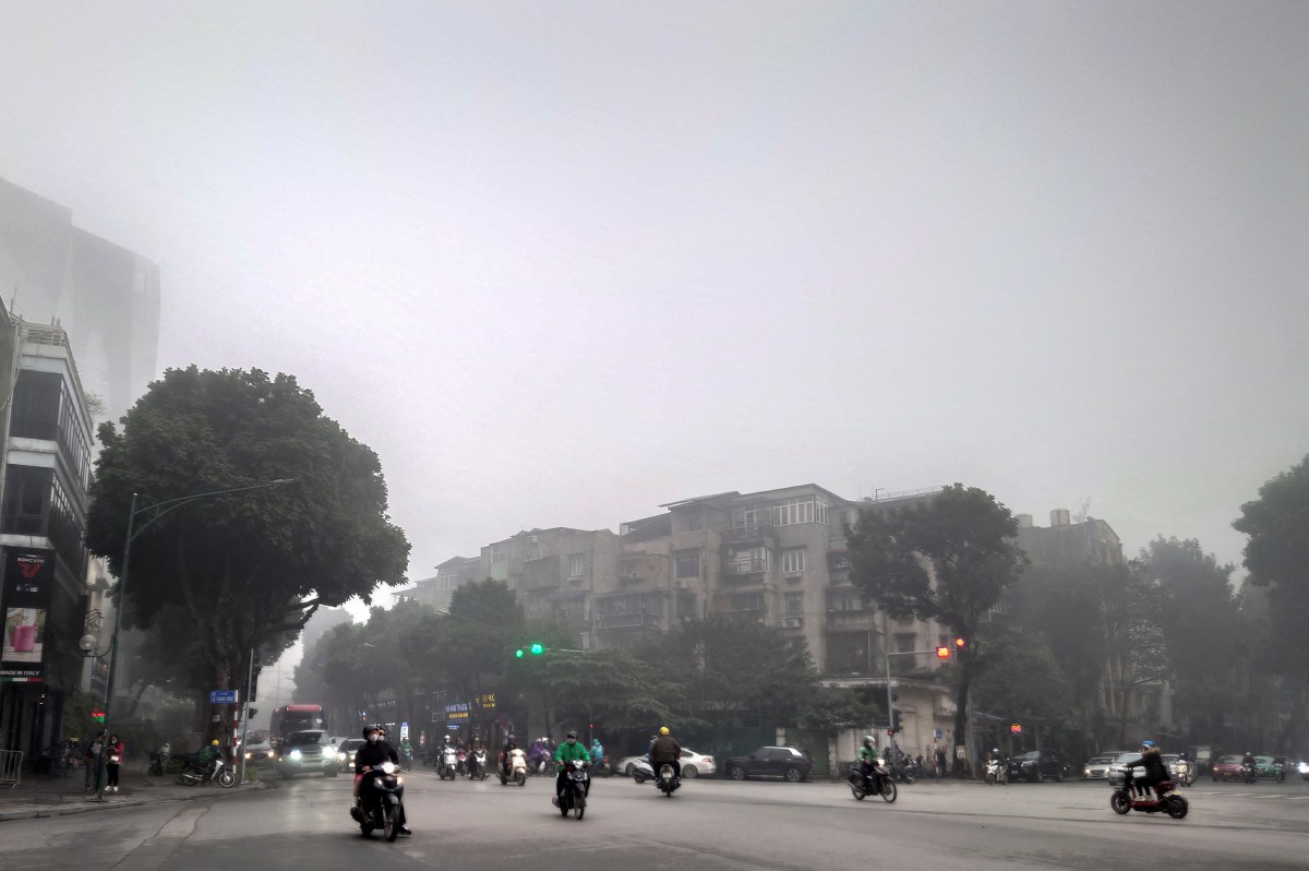 KEADAAN trafik susulan pencemaran udara di Hanoi, Vietnam. FOTO Reuters.