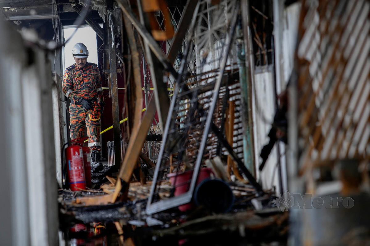 ANGGOTA Unit Forensik JBPM melakukan kerja pemeriksaan di lokasi kejadian kebakaran enam unit rumah di Blok 70, Flat Sri Sabah, Cheras. FOTO Aizuddin Saad
