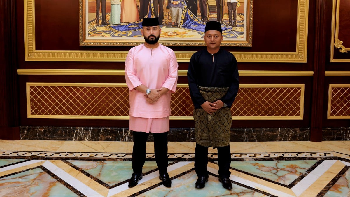 TUNKU Mahkota Ismail (kiri) berkenan bergambar bersama Aznan selepas istiadat mengangkat sumpah memegang jawatan Ahli Majlis Mesyuarat Kerajaan Johor di Balai Menghadap, Istana Bukit Serene, hari ini. FOTO Bernama