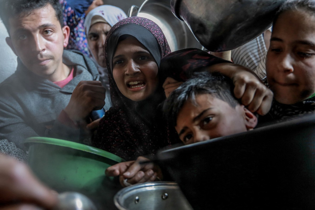 PENDUDUK Palestin cuba mendapatkan makanan di Beit Lahia. FOTO AFP