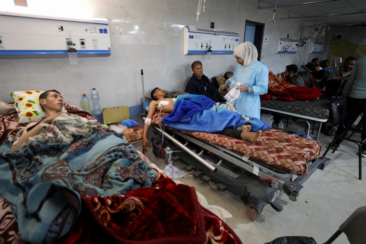 DOKTOR merawat orang ramai yang cedera selepas tentera Israel melepaskan tembakan ketika mereka menunggu bantuan. FOTO Reuters